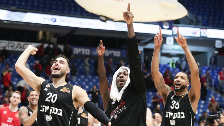 שחקני הפועל ירושלים חוגגים