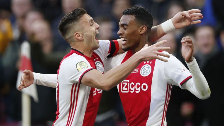 שחקני אייאקס חוגגים