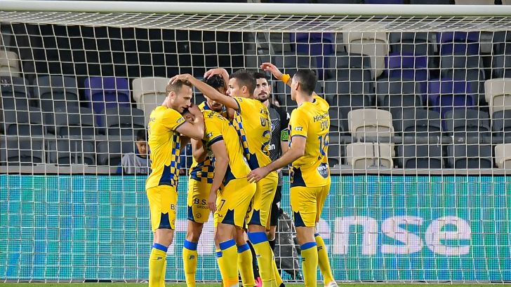 שחקני מכבי תל אביב חוגגים