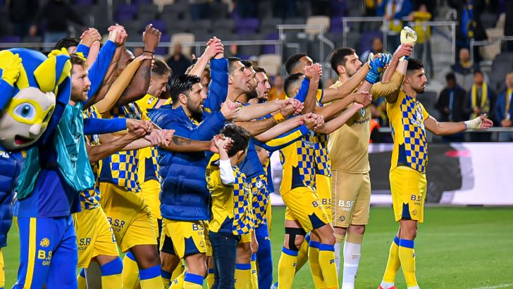 שחקני מכבי תל אביב חוגגים