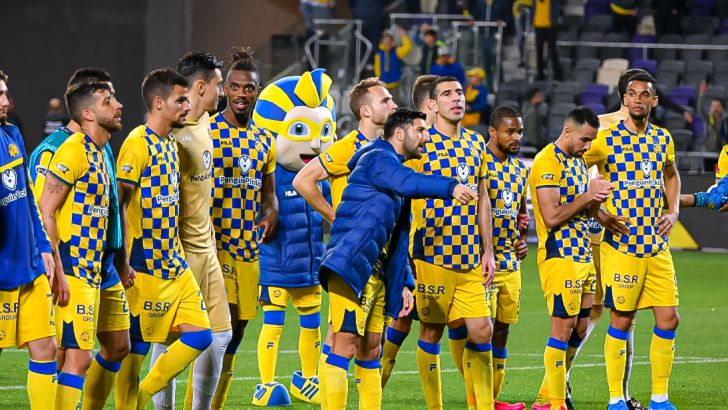 שחקני מכבי תל אביב חוגגים