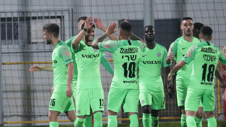 שחקני מכבי חיפה חוגגים