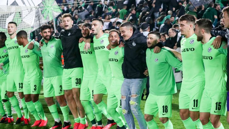 שחקני מכבי חיפה חוגגים