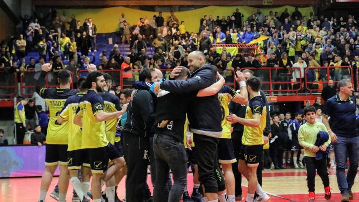 שחקני מכבי ראשל"צ חוגגים