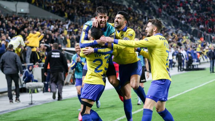 שחקני מכבי תל אביב חוגגים