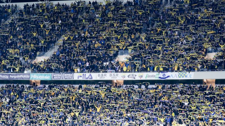 אוהדי מכבי תל אביב חוגגים