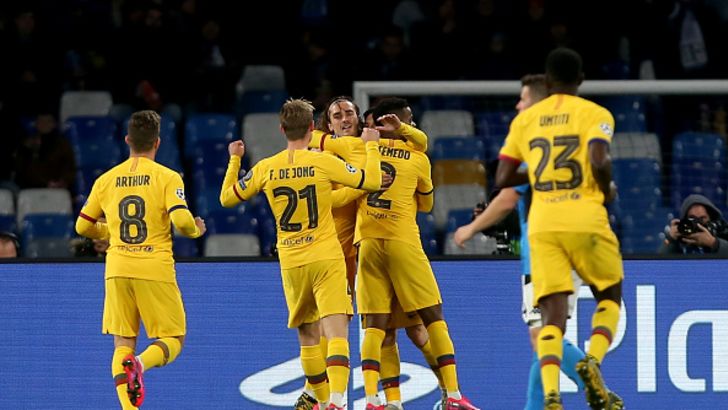 שחקני ברצלונה חוגגים עם אנטואן גריזמן