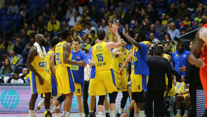 שחקני מכבי תל אביב חוגגים