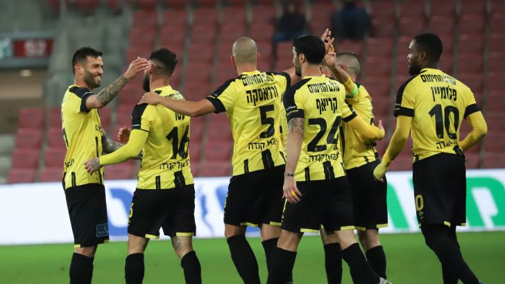 אלירן עטר חוגג עם שחקני בית"ר