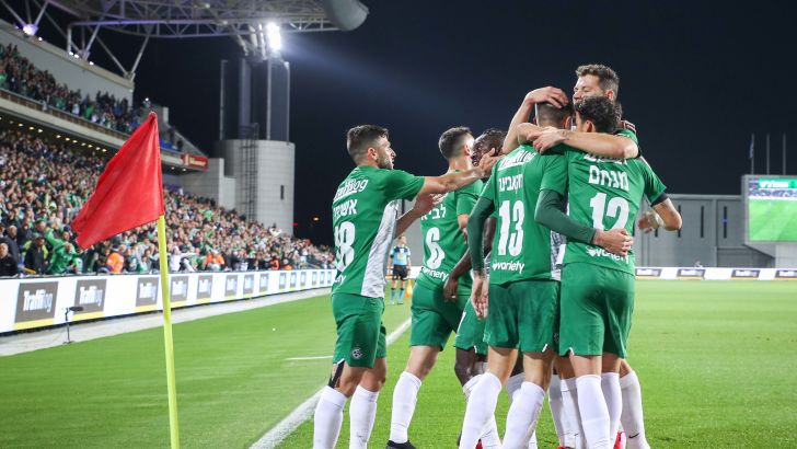 שחקני מכבי חיפה חוגגים