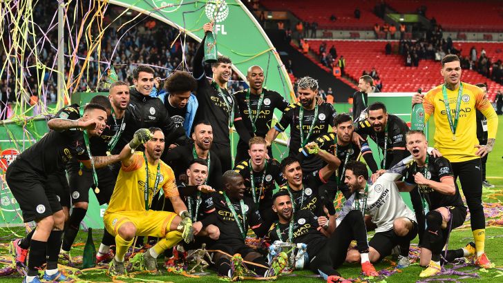 שחקני מנצ'סטר סיטי מניפים את גביע הליגה