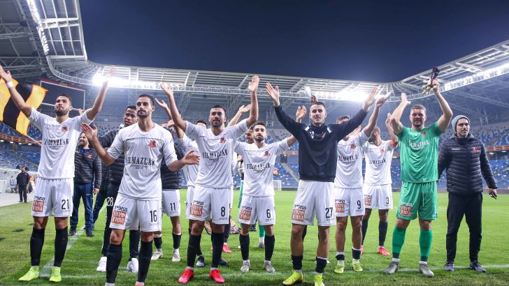 שחקני בני יהודה חוגגים