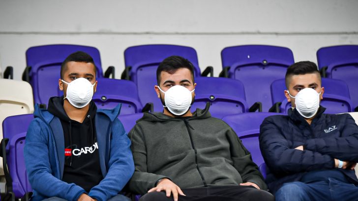 אוהדים עם מסכה נגד נגיף הקורונה