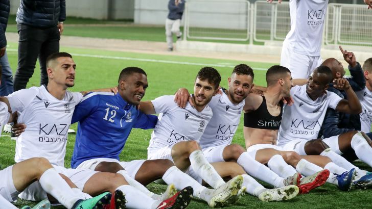 שחקני מכבי פתח תקווה חוגגים