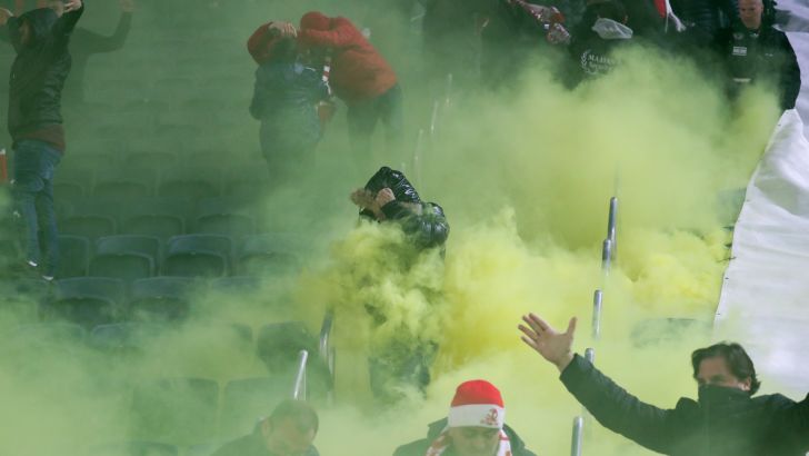 רימון עשן צהוב ביציע אוהדי הפועל ת"א