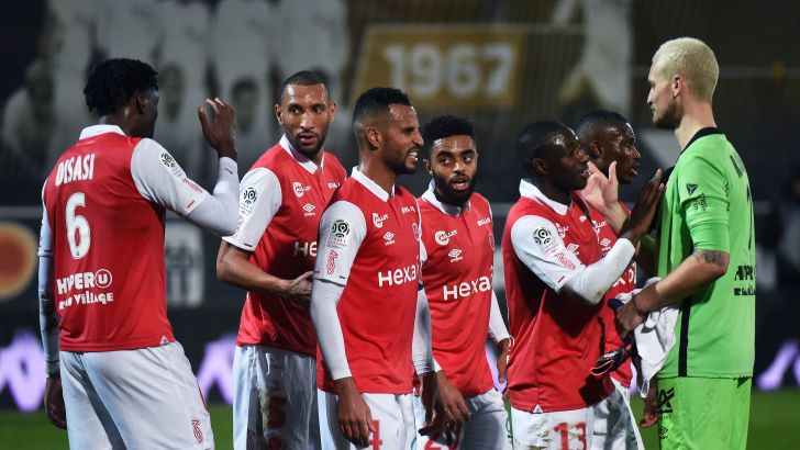 פרדראג ראיקוביץ' עם שחקני ריימס