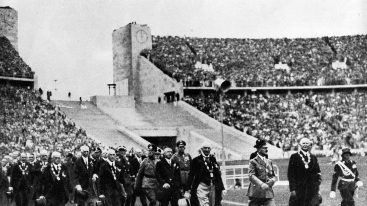היטלר נכנס לאצטדיון האולימפי בברלין