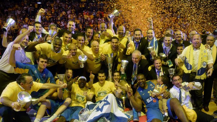 שחקני מכבי תל אביב חוגגים