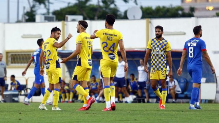 שחקני מכבי תל אביב חוגגים