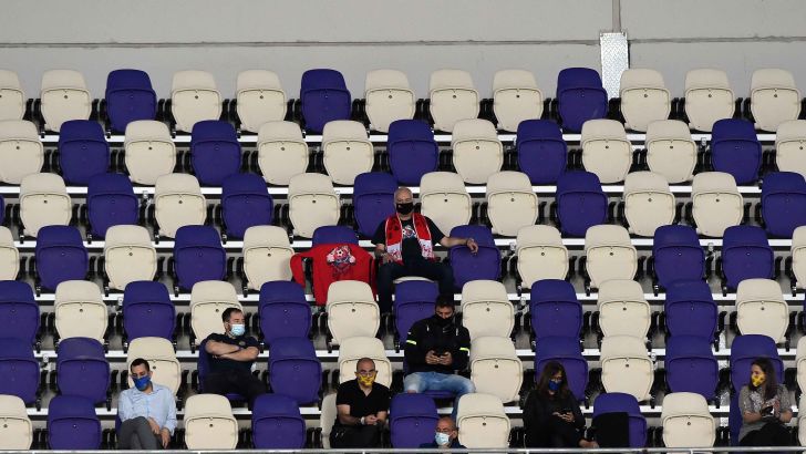 אוהדים באצטדיון בלומפילד