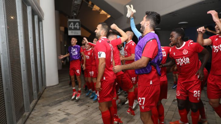 שחקני הפועל תל אביב חוגגים עם האוהדים