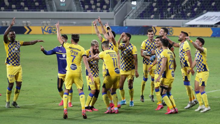 שחקני מכבי תל אביב חוגגים