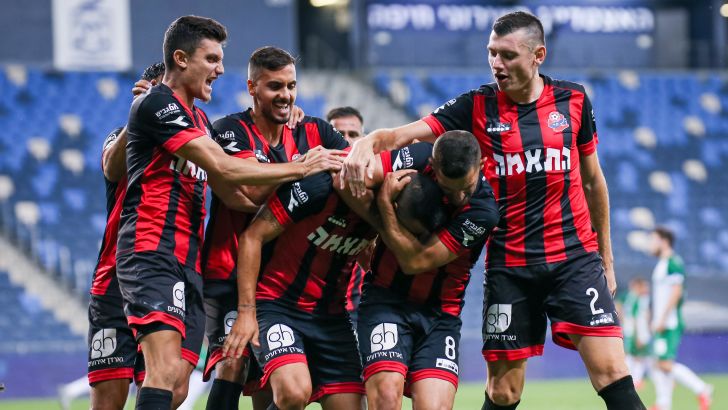 שחקני הפועל חיפה חוגגים