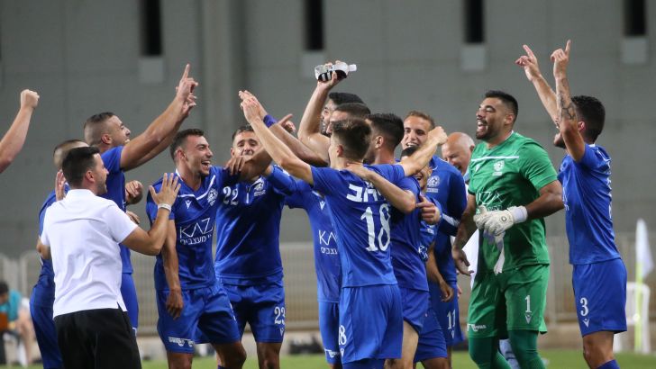 שחקני מכבי פתח תקווה חוגגים