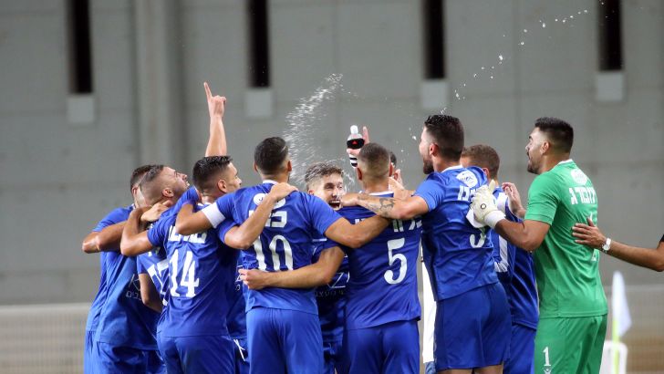 שחקני מכבי פתח תקווה חוגגים