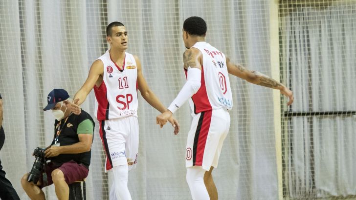 ים מדר, ג'ורדן דייויס