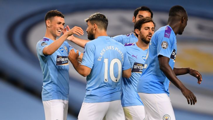 שחקני מנצ'סטר סיטי חוגגים