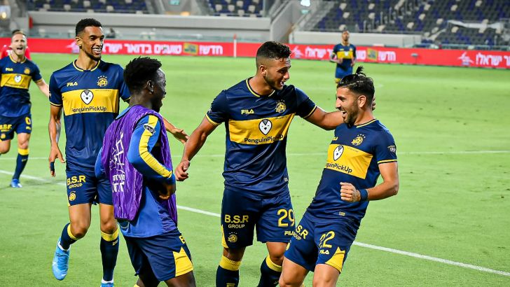 שחקני מכבי תל אביב חוגגים