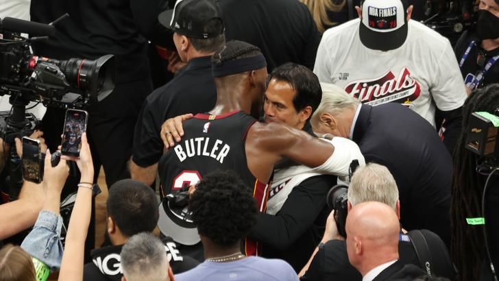 ג'ימי באטלר מבק את מאמן מיאמי היט אריק ספולסטרה אחרי ההעפלה לגמר ה-NBA