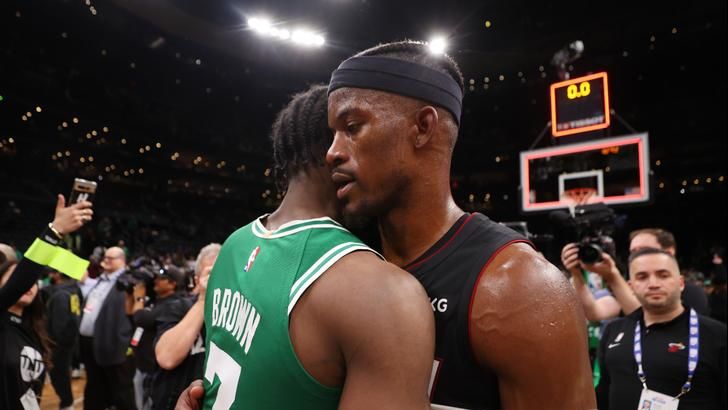 ג'ימי באטלר מחבק את ג'יילן בראון אחרי הניצחון של מיאי היט על בוסטון סלטיקס במשחק 7