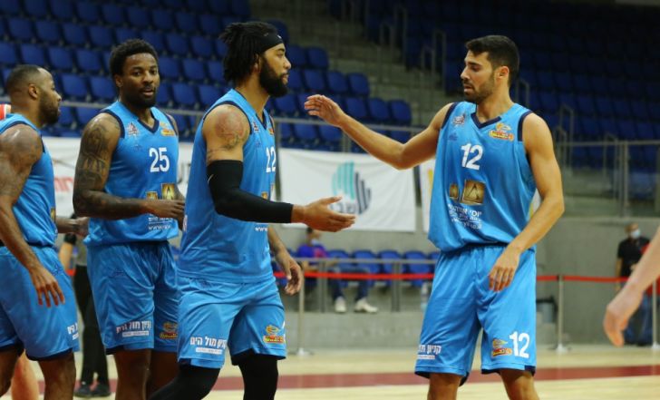 רפי מנקו ושחקני הפועל אילת