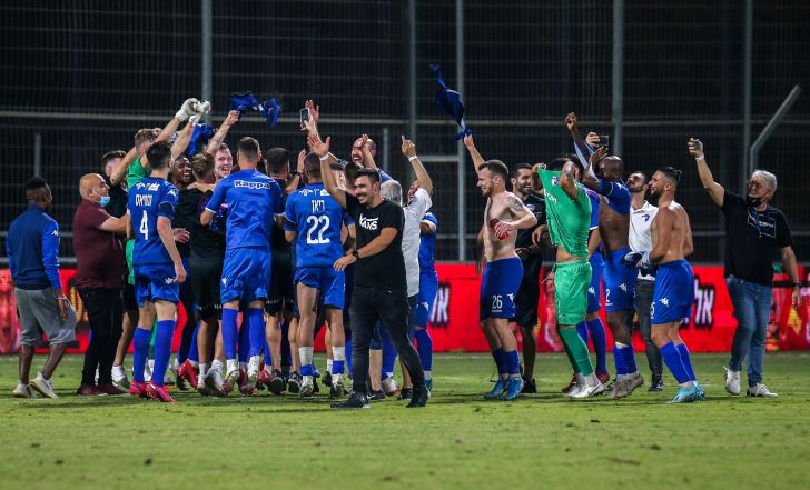 שחקני קרית שמונה חוגגים הישארות