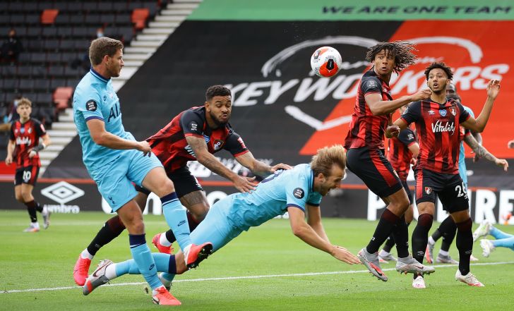 הארי קיין נדחף ברחבה