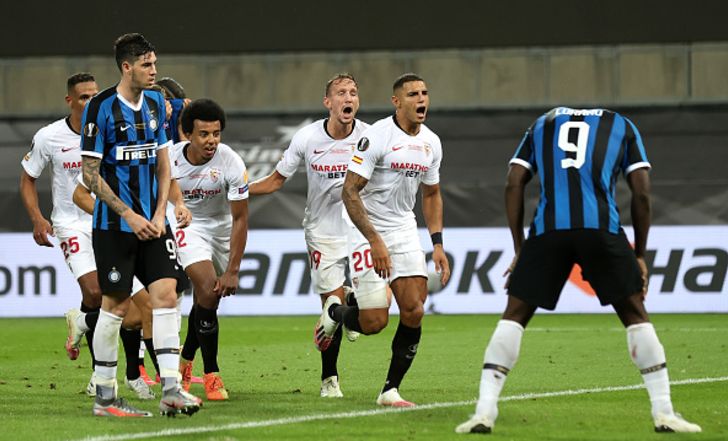 דייגו קרלוס ושחקני סביליה חוגגים על אינטר