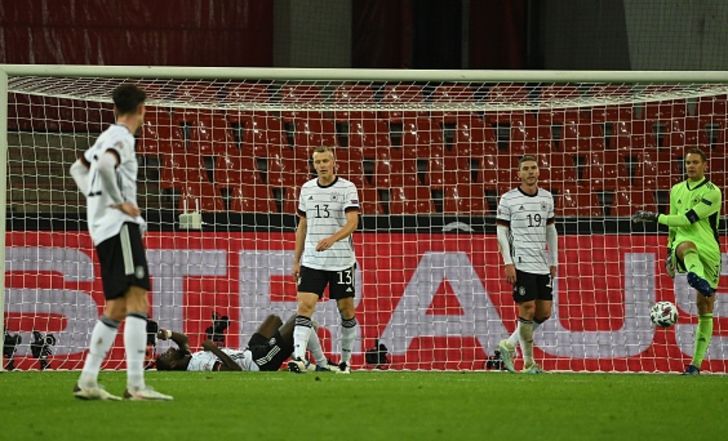 נוייר מוציא כדור נוסף מהרשת