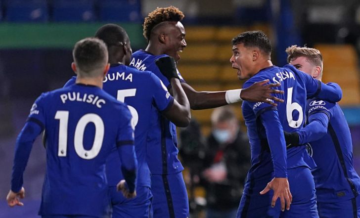 טיאגו סילבה חוגג עם שחקני צ'לסי