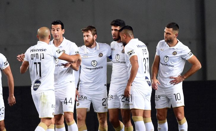 יונתן כהן חוגג עם שחקני מכבי תל אביב