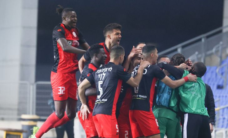 שחקני הפועל חדרה חוגגים