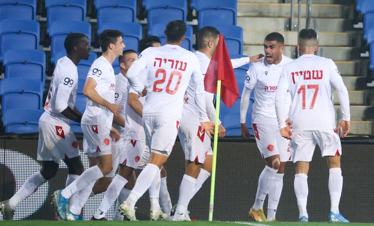 רז שלמה חוגג עם שחקני הפועל תל אביב