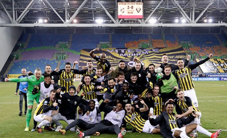 אלי דסה חוגג עם שחקני ויטסה ארנהיים