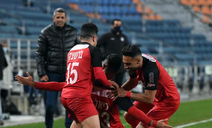 בירם כיאל חוגג עם שחקני בני סכנין