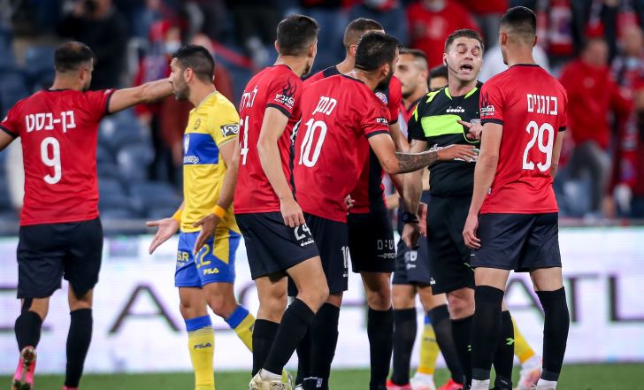 שחקני הפועל חיפה מקיפים את שלום בן אברהם