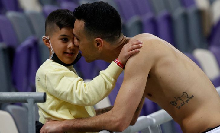 ערן זהבי עם בנו לאחר ההפסד לדנמרק