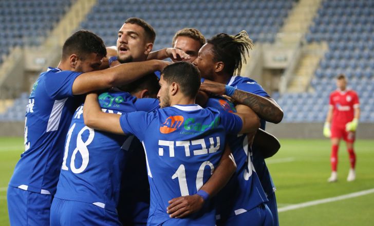 שחקני מכבי פתח תקווה חוגגים