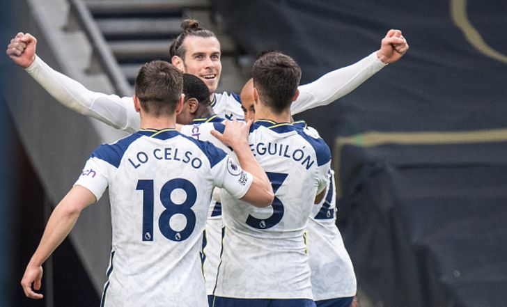 גארת' בייל חוגג עם שחקני טוטנהאם