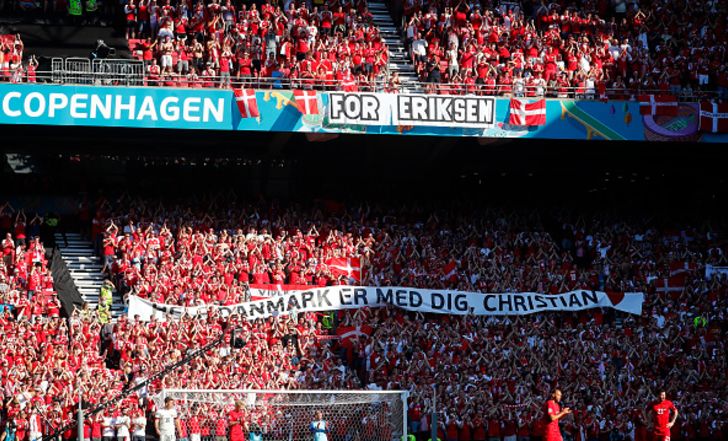 שחקני ואוהדי הנבחרות מוחאים כפיים לאריקסן